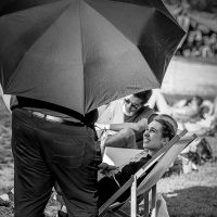 une jeune femme et un homme au parapluie-.jpg